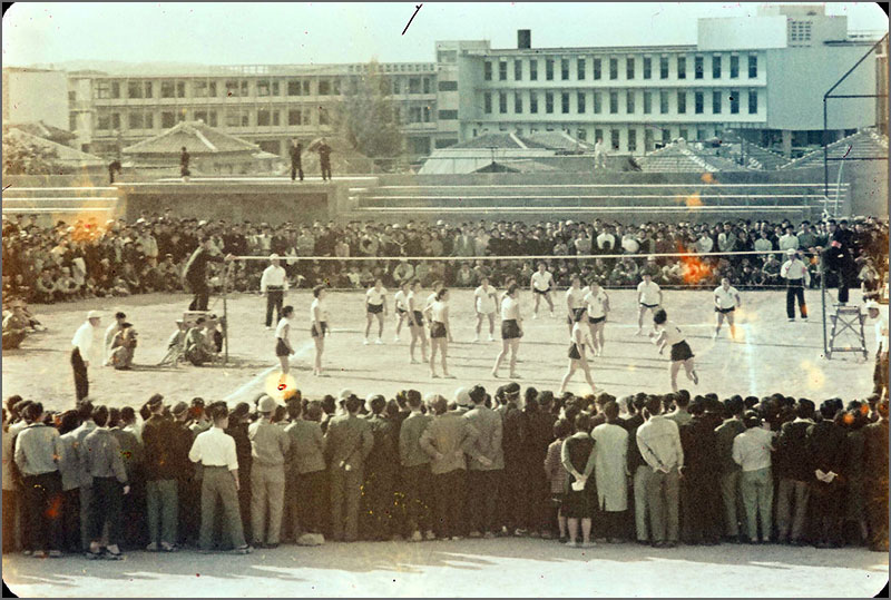 琉球政府前でのバレーボール大会