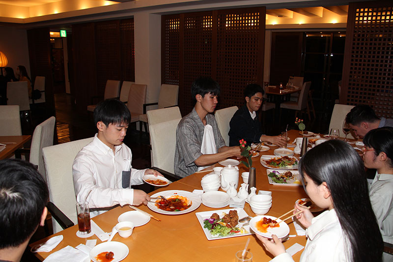 夕食は豪華な中華で栄養を付けよう。左手前から新垣武輝君、平良吉志登君、荻道祐介君