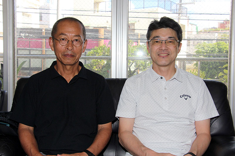 左から新居理事長と玉田事務局長、同窓会事務所を訪問