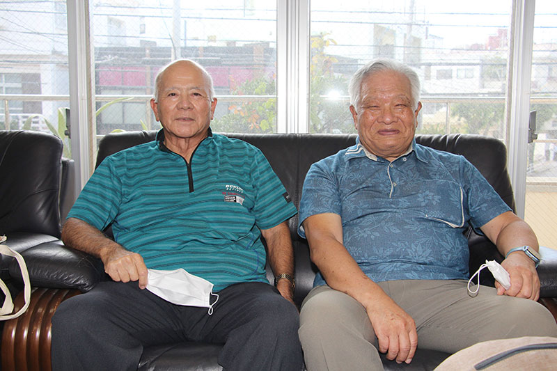 左から、上江洲　仁勇氏（１３期）、関東城岳同窓会事務局長　伊波　克雄氏（１３期）