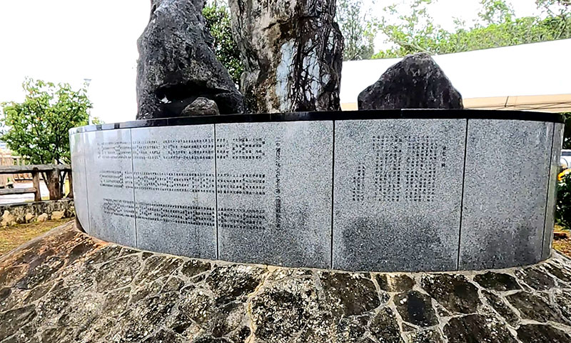 慰霊碑の後方には187名の学徒と9名の引率教諭が刻銘されている