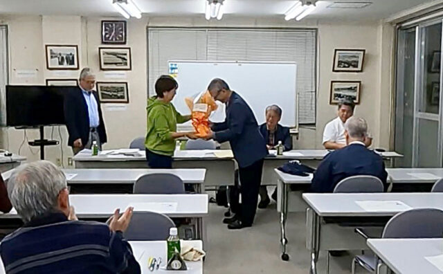 宮里 博史会長が秋の叙勲で旭日単光章（社会教育功労）を受賞しましたので、理事会を始める前に同窓会より花束を贈呈しました