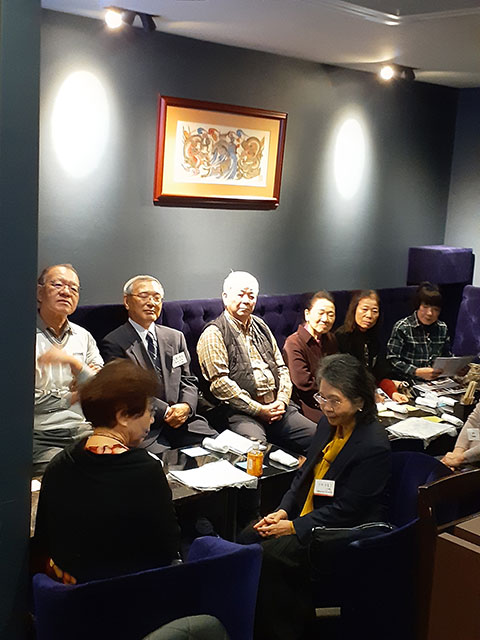 第33回関西城岳同窓会：テーブルを囲んでお互いの近況を報告