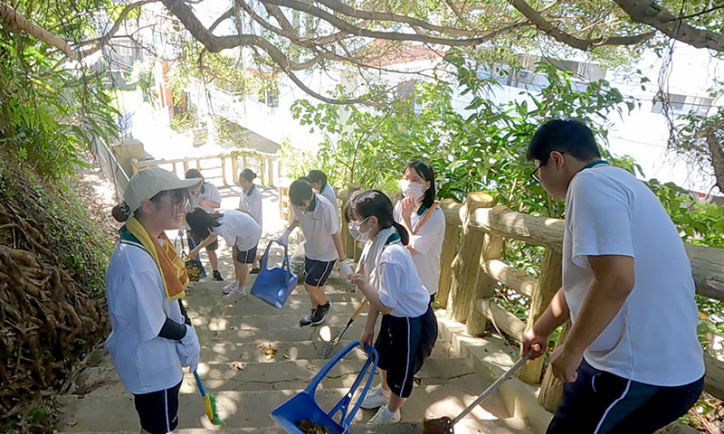 城岳公園階段を23日の「慰霊の日」に向けて清める１年生