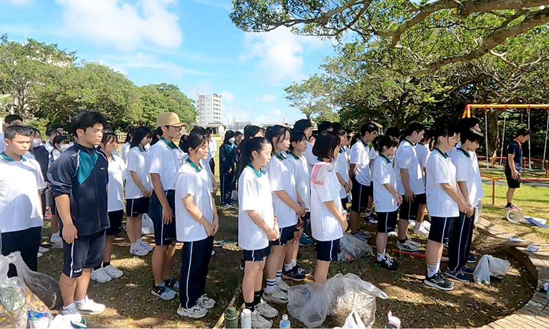 清掃後は１年生全員揃って「二中健児の塔」へ黙祷を捧げた