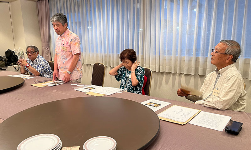 堀元 進 氏（北海道沖縄クラブ会長）により故 八木 政明 氏（前北海道城岳同窓会会長）に哀悼の意を表し、八木前会長のご経歴や人柄についてお話しをされました。