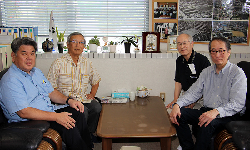 関西城岳同窓会・北海道城岳同窓会、両会長の訪問：画面左から　福地 修、宮里 博史、城間 祥之、徳田 博文