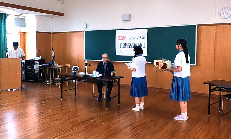 生徒代表からお礼の後感謝の花束が贈られた