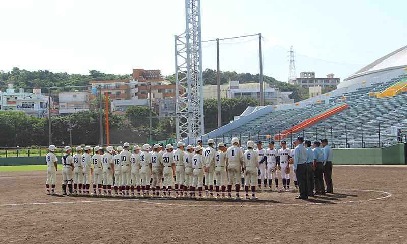 第21回 首里・那覇対抗野球大会：試合終了後に両校選手が整列