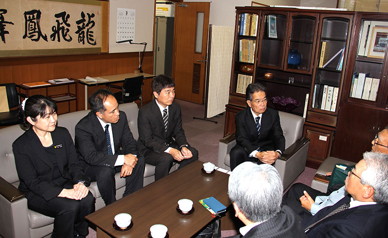 眞栄田 校長、高校生時代の話題に花が咲く