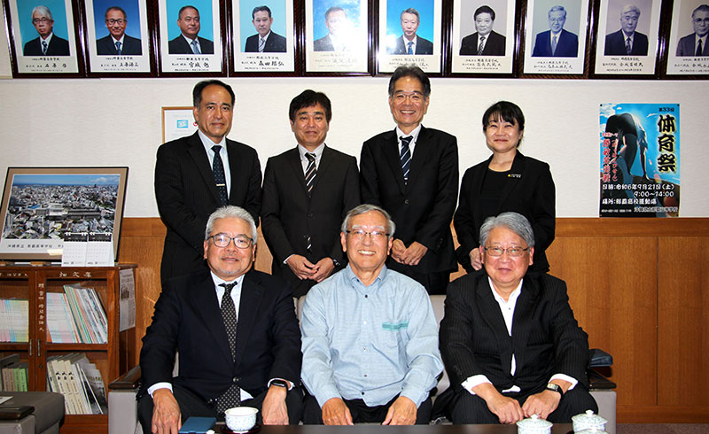 後列左から玉城 重光 教頭、照屋 勝 事務長、眞栄田 義光 校長、林 尚美 教頭