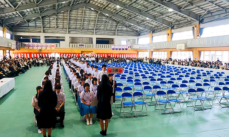 吹奏楽部のマーチと手拍子に次々と入場