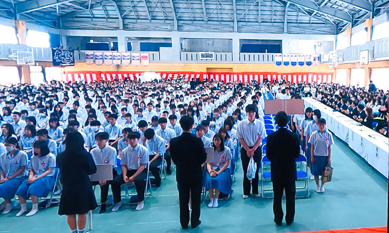 万雷の拍手に迎えられ10組が入場