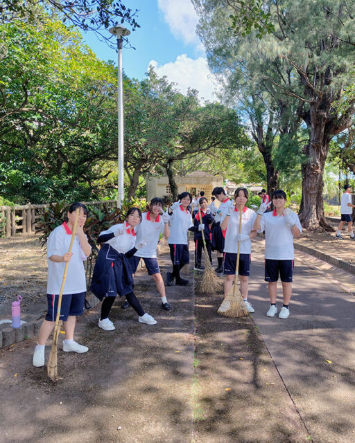 元気に公園内を皆で清掃