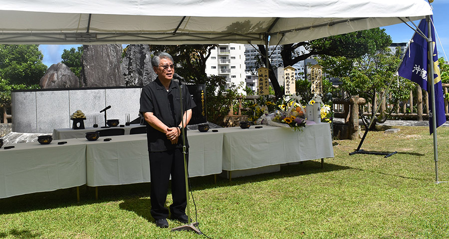 開式のことば：城岳同窓会副会長 比嘉正彦