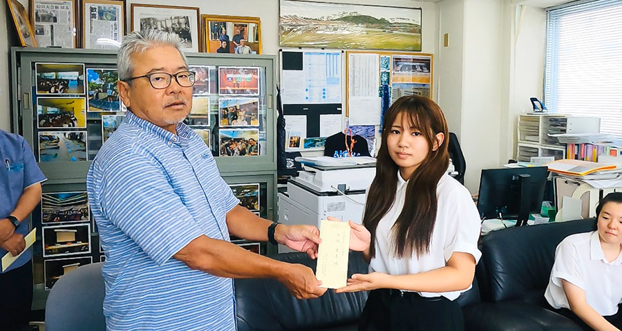 與那覇 会長から金城 愛真さんへ奨学金の贈呈
