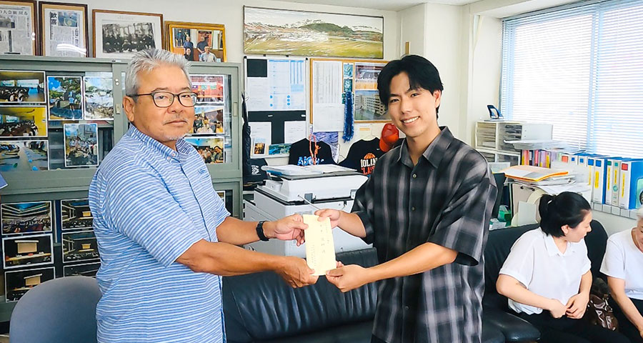 與那覇会長から平井龍椰さんへ奨学金の贈呈