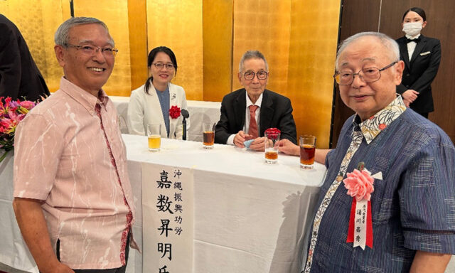 歴代受章者の湧川 昌秀 氏、宮里 博史 氏と共に