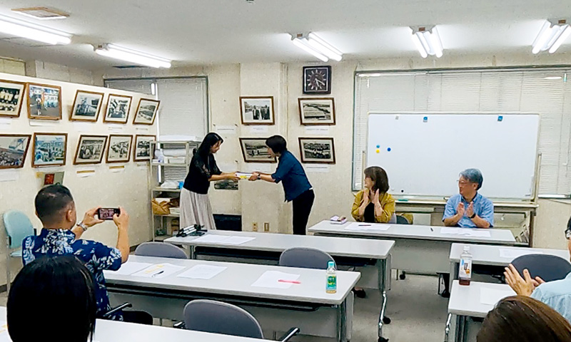 47期実行委員から48期実行委員へ資料を引継ぐ