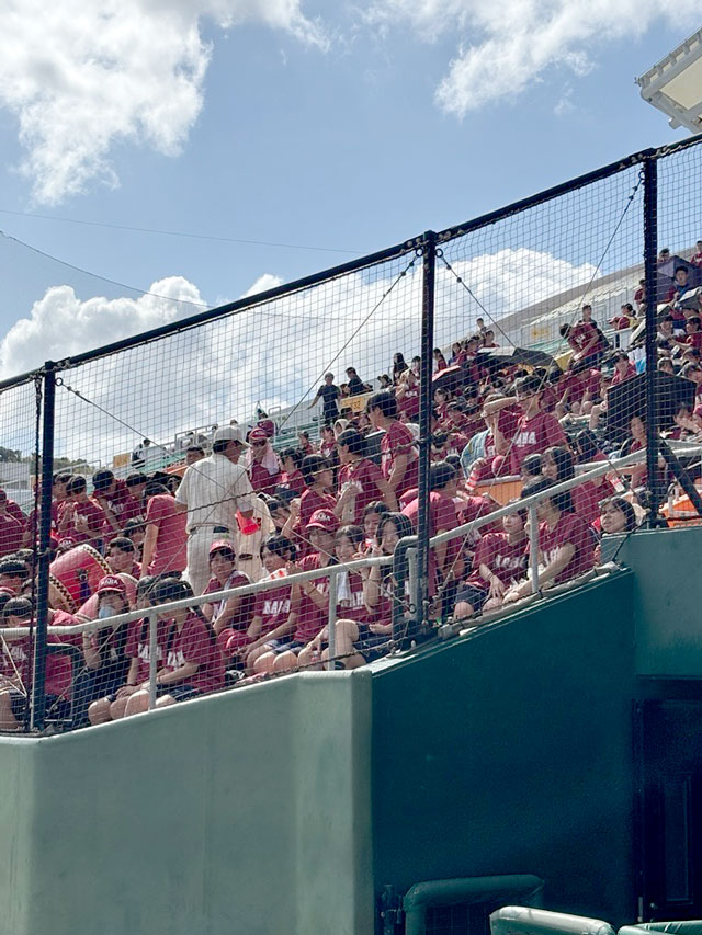 全校生徒がアルプススタンドで応援の結果、那覇高校が優勝