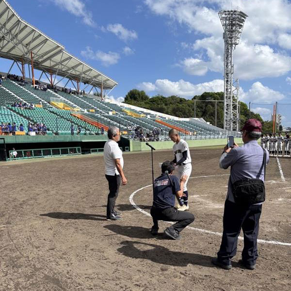 城岳同窓会 與那覇 博明 会長から記念品を贈呈