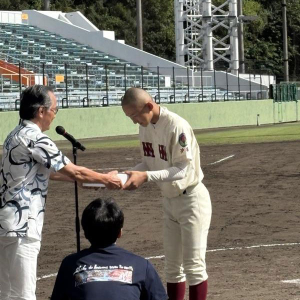 養秀同窓会 與儀 毅 会長から記念品を贈呈
