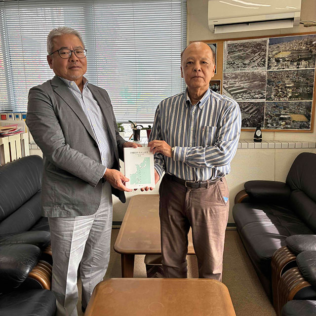 金城 剛氏から與那覇 博明会長へ著書の贈呈
