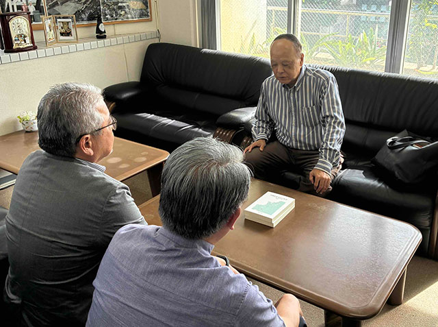 比嘉正彦副会長も交えて著作への取り組みについて熱く語る