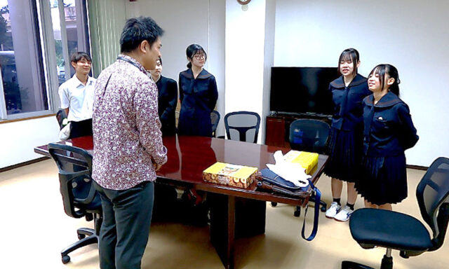 OISの奥間政吾校長(那覇54期生)室でそれぞれの自己紹介