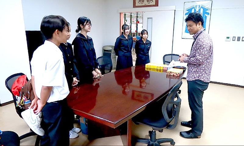 ＯＩＳの奥間政吾校長（那覇54期生）室でそれぞれの自己紹介