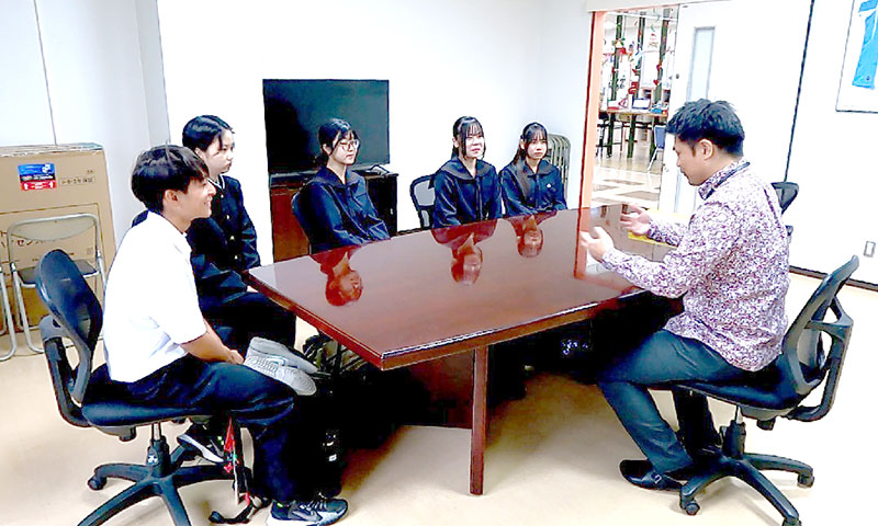 奥間校長先生からＯＩＳでの体験入学の説明を受ける