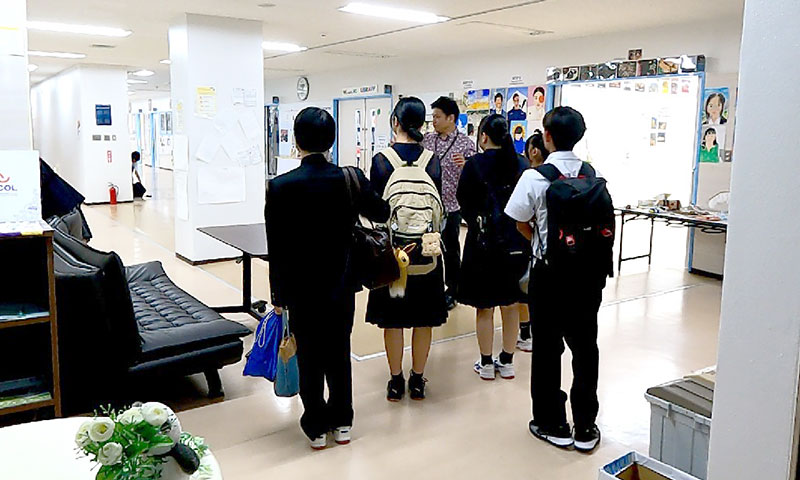 各階を案内する