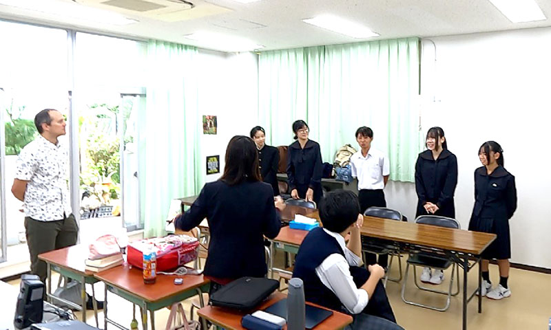 学級の生徒とお互いに自己紹介する