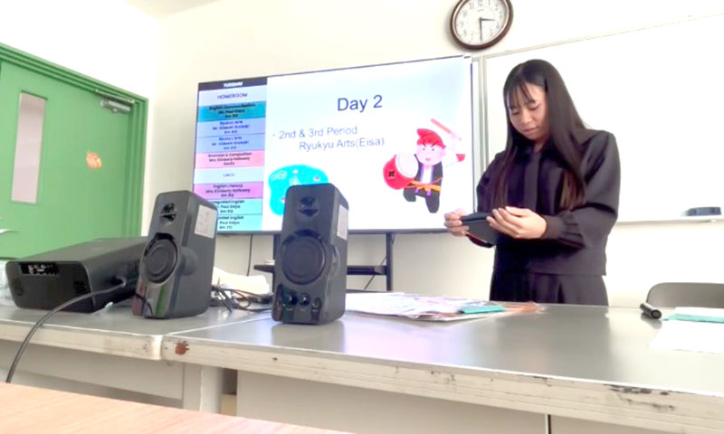 ＯＩＳ体験入学３日目に新垣琴弓が郷土芸能についてプレゼンテーションをする