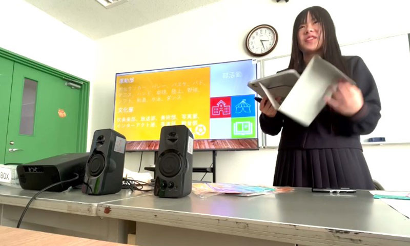 田場小晴は那覇高校についてプレゼンテーションをする