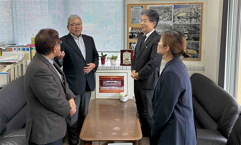 與那覇 博明 同窓会長から長濱 氏の紹介と寄附の趣旨を説明する