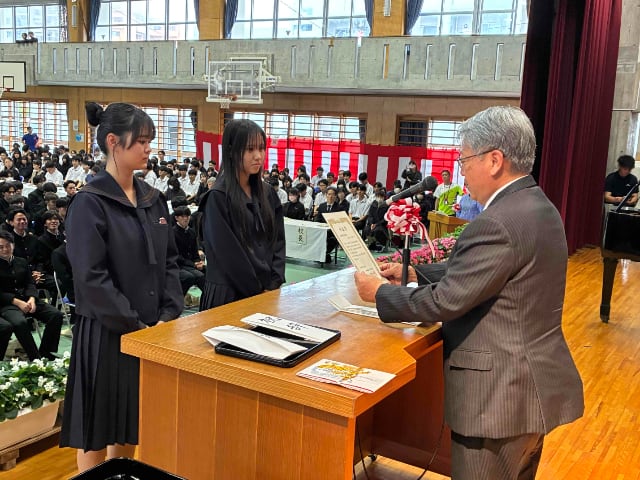 比嘉 正彦 副会長から女子テニス部へ城岳賞を読み上げる