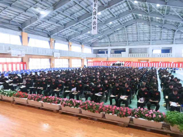 司会者から各クラス幹事20名が報告された