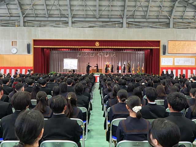 眞榮田 義光 校長先生からひとり一人に卒業証書を授与