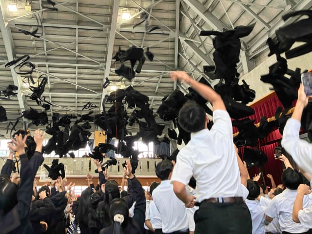 第２部（祝賀の部）での恒例のガクラン・ネクタイ投げ