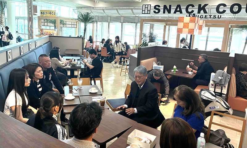 比嘉 副会長が留学する二人と保護者を激励