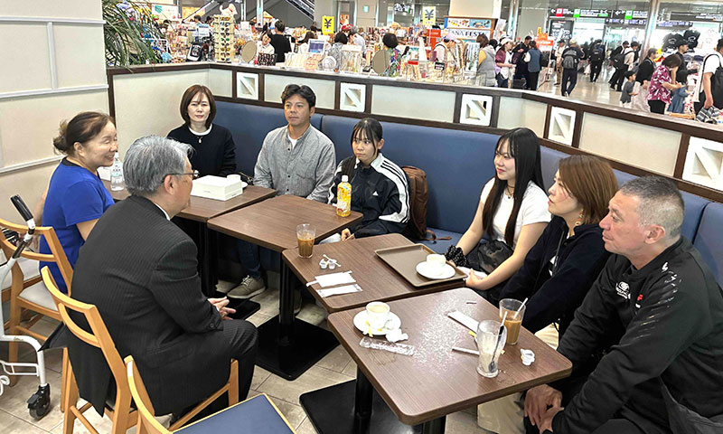 左側は琴弓さんの保護者、右側は小晴さんの保護者