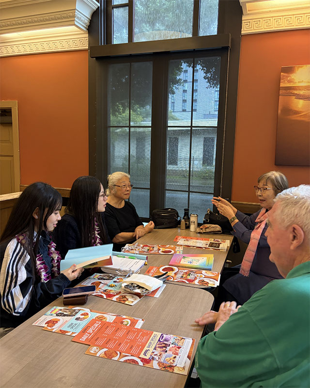 左手前から琴弓、小晴、Stella、右奥から 聖田 京子 先生（９期生）、WGS（Bill）さん