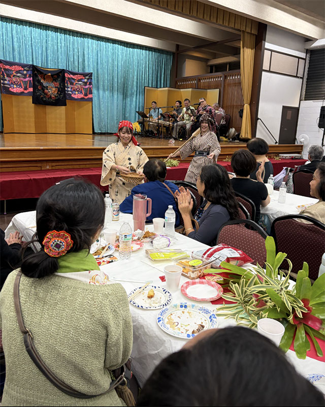 「谷茶前の浜」を踊りながらキャンデｲーを会場の皆さんに配る