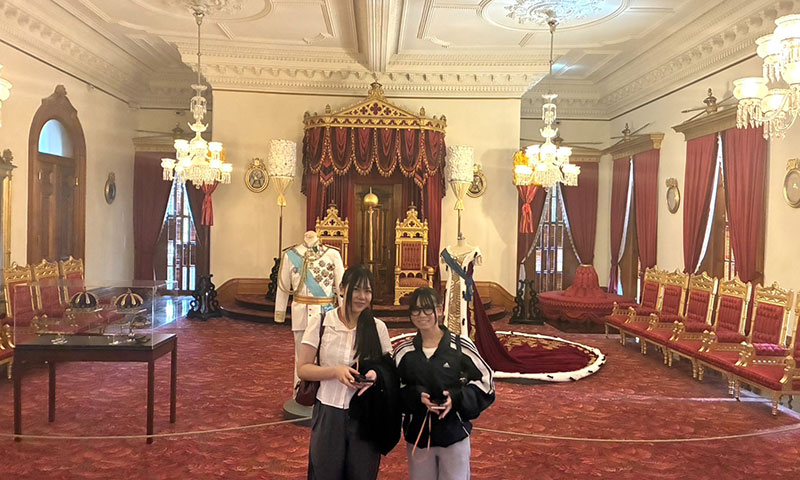 豪華絢爛なイオラニ宮殿