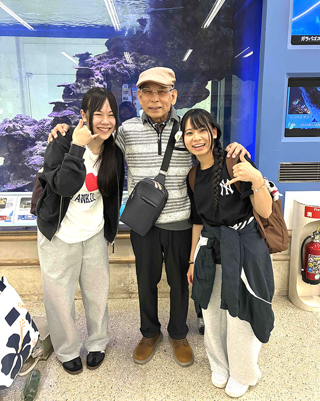 時差ボケのない二人の若さには脱帽、中央は與儀事務局長