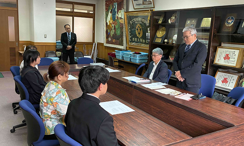 與那覇博明会長からＡ氏奨学金制度について説明し2人を激励
