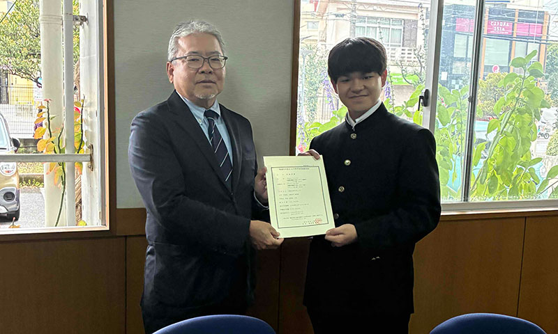 高嶺 希綾さんへ「第18期Ａ氏奨学生認定証」を交付