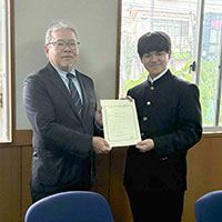 第18期Ａ氏奨学生に対して認定証と奨学金の贈呈式