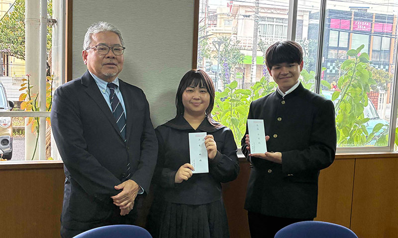 高嶺 希綾さんと玉寄 琳 さんへ奨学金を贈呈